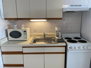 冷蔵庫、電子レンジ、オーブン、コンロ