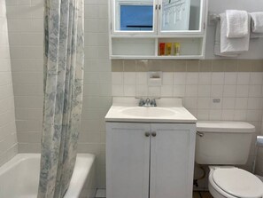 Haartrockner, Handtücher, Toilettenpapier