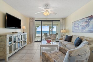 Apartment, Mehrere Betten (Pelican Pointe 202) | Wohnbereich | Fernseher