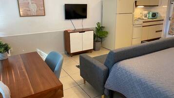 1 habitación, tabla de planchar con plancha, wifi y ropa de cama