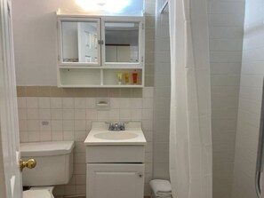 Een haardroger, handdoeken, toiletpapier