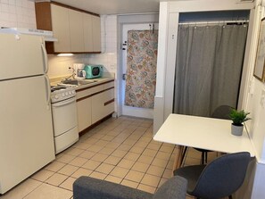 Een koelkast, een microgolfoven, een oven, een kookplaat