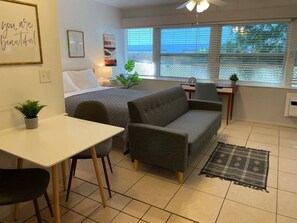 1 slaapkamer, een strijkplank/strijkijzer, wifi, beddengoed