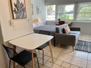 Tabla de planchar con plancha, wifi y ropa de cama