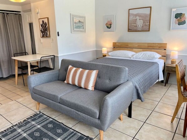 Een strijkplank/strijkijzer, wifi, beddengoed