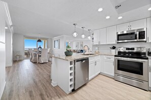 Condo, varias camas (Perdido Sun 416) | Cocina privada | Horno, tostadora y toallas de papel 