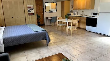 1 slaapkamer, een strijkplank/strijkijzer, wifi, beddengoed