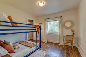 2 slaapkamers, een bureau, reisbedje, wifi