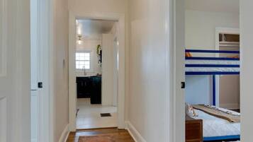 2 bedrooms, desk, travel cot, WiFi