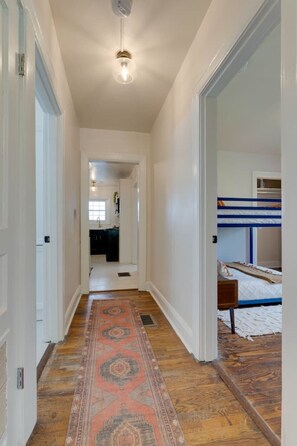 2 slaapkamers, een bureau, reisbedje, wifi