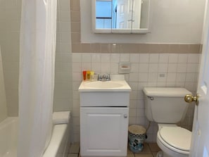 Sèche-cheveux, serviettes fournies, papier toilette