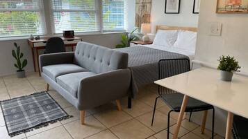 1 slaapkamer, een strijkplank/strijkijzer, wifi, beddengoed