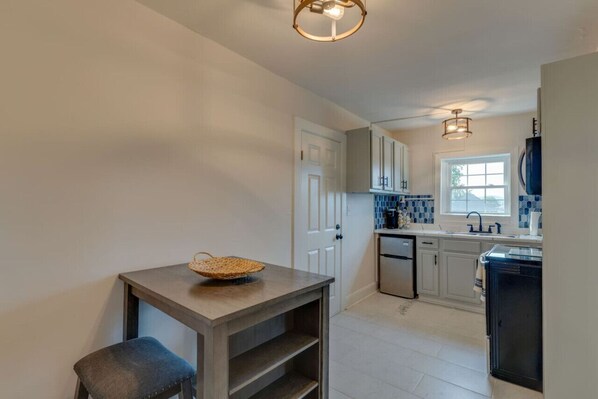 Micro-ondes, four, plaque de cuisson, cafetière/bouilloire