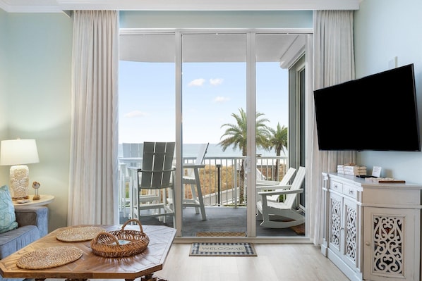 Apartment, Mehrere Betten (Spanish Key 105) | Wohnbereich | Fernseher