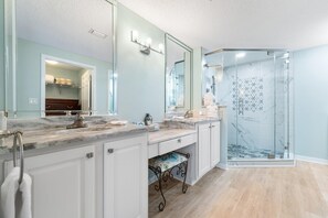 Appart'hôtel, plusieurs lits (Spanish Key 105) | Salle de bain | Articles de toilette gratuits, shampoing, papier toilette