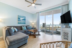 Apartment, Mehrere Betten (Spanish Key 105) | Wohnbereich | Fernseher