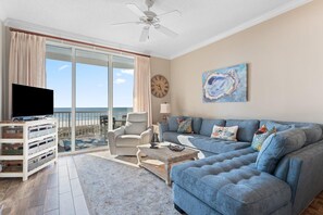Condo, varias camas (Spanish Key 209) | Área de sala de estar | Televisión 