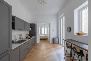 Kühlschrank, Mikrowelle, Ofen, Herdplatte