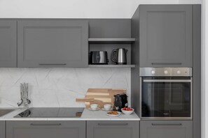 Geladeira, micro-ondas, fogão, cooktop