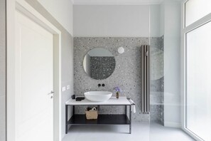 Suihku, hiustenkuivaaja, bidee