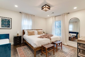 Iron/ironing board, travel crib, WiFi, bed sheets - King Bed & Parking: Heart of East Nashville (Nashville)