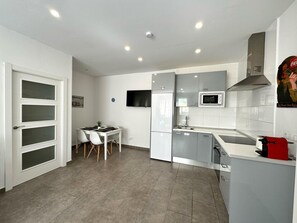 Fridge, microwave, oven, stovetop - Salou: Apartment Near Beach & Tourist Center, Sleeps 8, A/C, WiFi, Terrace, Garage (Salou)
