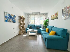 TV - Salou: Apartment Near Beach & Tourist Center, Sleeps 8, A/C, WiFi, Terrace, Garage (Salou)
