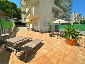 Outdoor dining - Salou: Apartment Near Beach & Tourist Center, Sleeps 8, A/C, WiFi, Terrace, Garage (Salou)