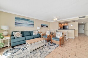 Apartment, 1 King-Bett und Schlafsofa (Perdido Sun 702) | Wohnbereich | Fernseher