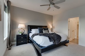 7 slaapkamers, een bureau, een strijkplank/strijkijzer, reisbedje