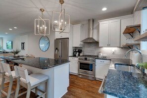 Køleskab, mikrobølgeovn, ovn, kogeplade