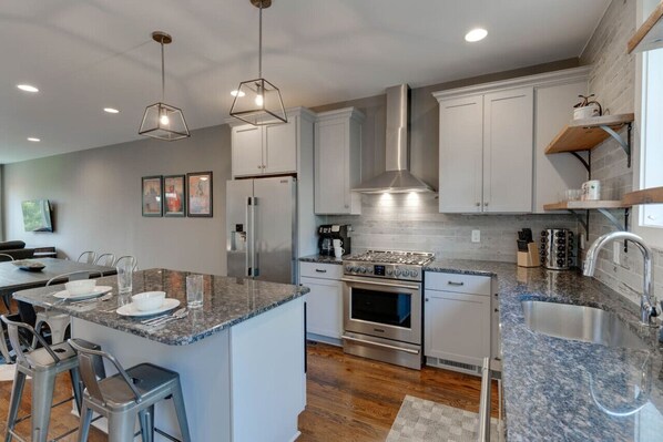 Køleskab, mikrobølgeovn, ovn, kogeplade