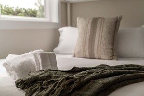 7 chambres, bureau, fer et planche à repasser, lit parapluie