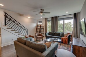 TV - 2 Townhomes - 7 Bedrooms Only 3 Miles to Broadway! (Nashville)