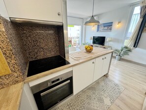 Microondas, horno, parrilla de estufa y cafetera y tetera 