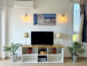 TV - Salou: Appartement Deluxe avec Terrasse, Piscine, Parking et Wi-Fi, à 500m de la Plage (Salou)