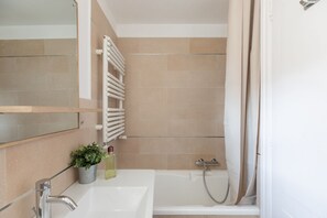 Secadora de cabello, toallas, papel de baño