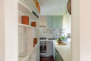 Kjøleskap, mikrobølgeovn, ovn og kokeplater