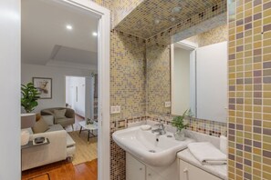 シャワー、ヘアドライヤー、ビデ