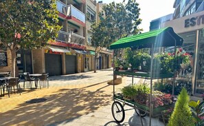 Outdoor dining - Cozy Studio with Terrace, 100m from Beach, Sleeps 4, Wi-Fi & Parking, Salou (Salou)