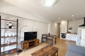 TV - Cozy Studio with Terrace, 100m from Beach, Sleeps 4, Wi-Fi & Parking, Salou (Salou)