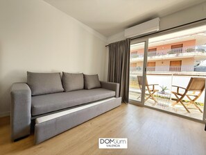 TV - Cozy Studio with Terrace, 100m from Beach, Sleeps 4, Wi-Fi & Parking, Salou (Salou)