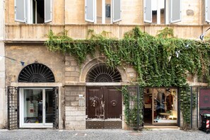 Exterior detail - iFlat | Homey in Campo de'Fiori (Roma)