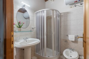 Bruser, hårtørrer, bidet