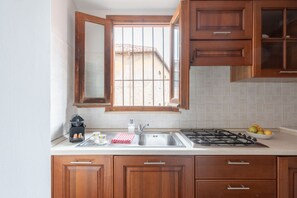 Kjøleskap, mikrobølgeovn, kaffetrakter/tekoker og brødrister