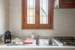 Fridge, microwave, coffee/tea maker, cookware/dishes/utensils - iFlat | Charming Apartment near Piazza Venezia (Roma)