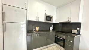 茶具/咖啡用具、微波炉、烤箱、炉灶