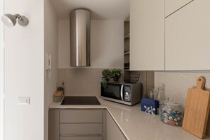 Kjøleskap, mikrobølgeovn, kokeplater og oppvaskmaskin