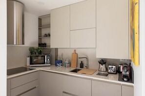 Jääkaappi, mikroaaltouuni, liesi, astianpesukone