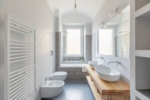 Secadora de cabello y bidet 